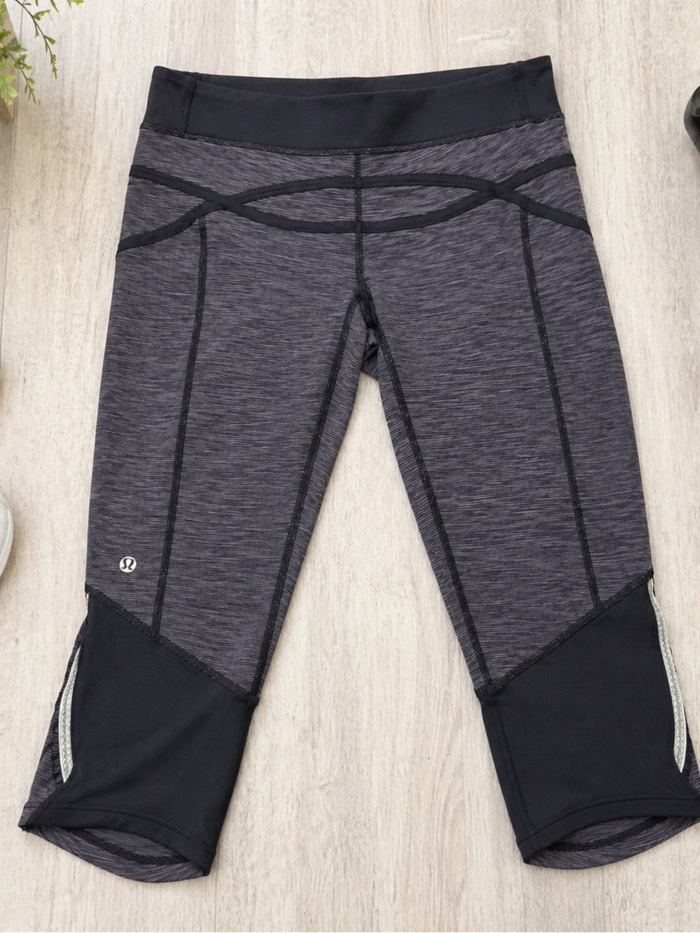 Lululemon Capri Leggings Size 10 Gray Black Athletic Yoga Running